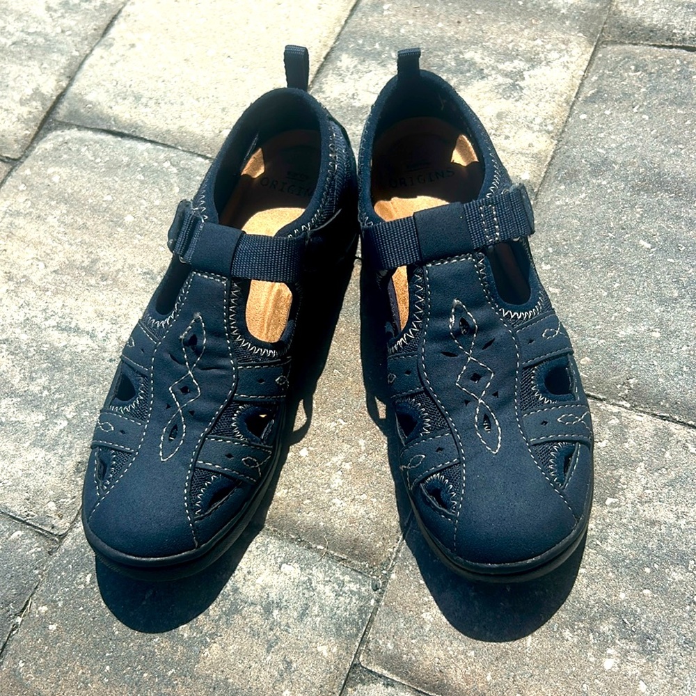 Earth Origins closed toe shoes